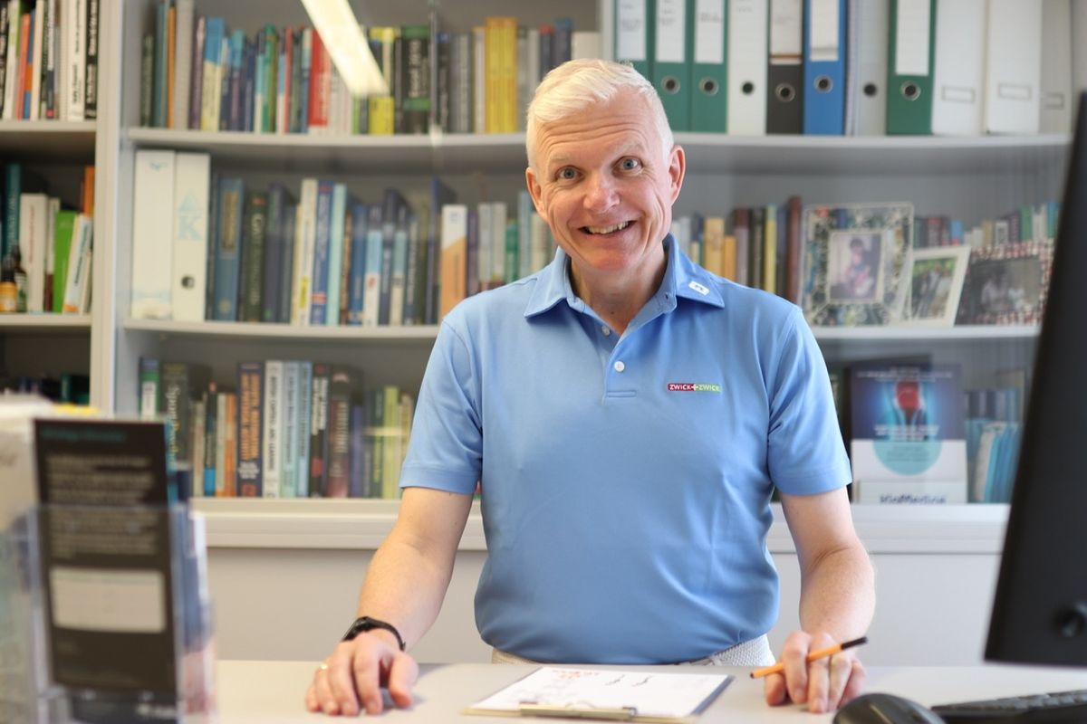 Univ.-Doz. Dr. Ernst B. Zwick an seinem Schreibtisch in der Ordination